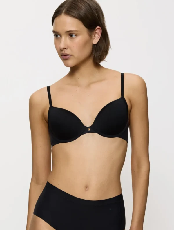 triumph reg nero 3 BODY MAKE-UP ESSENTIALS WHP