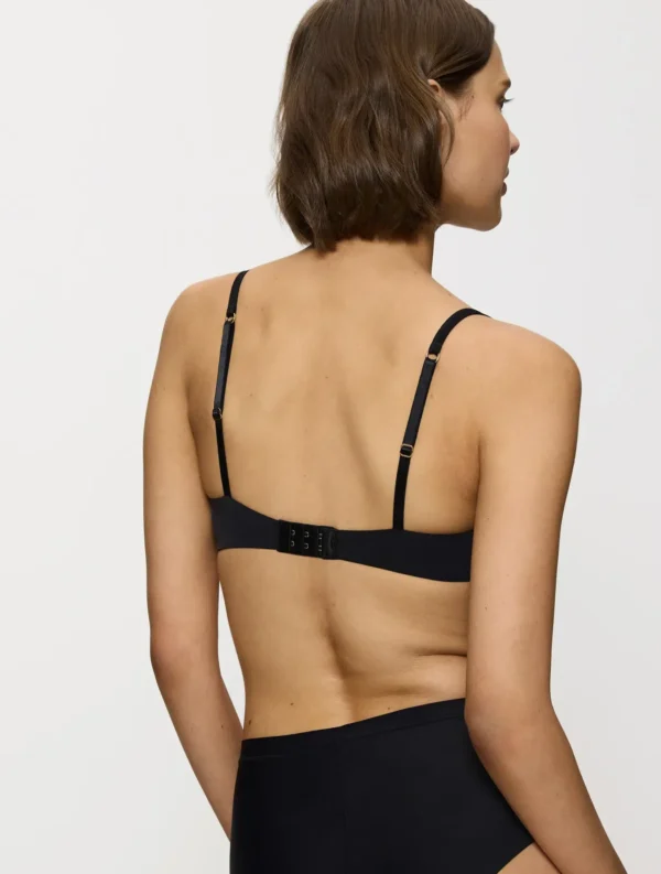 triumph reg nero 4 BODY MAKE-UP ESSENTIALS WHP