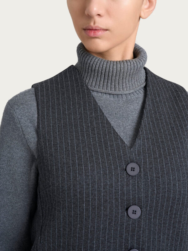 GILET GESSATO CON QUATTRO BOTTONI IN ECO JACQUARD
