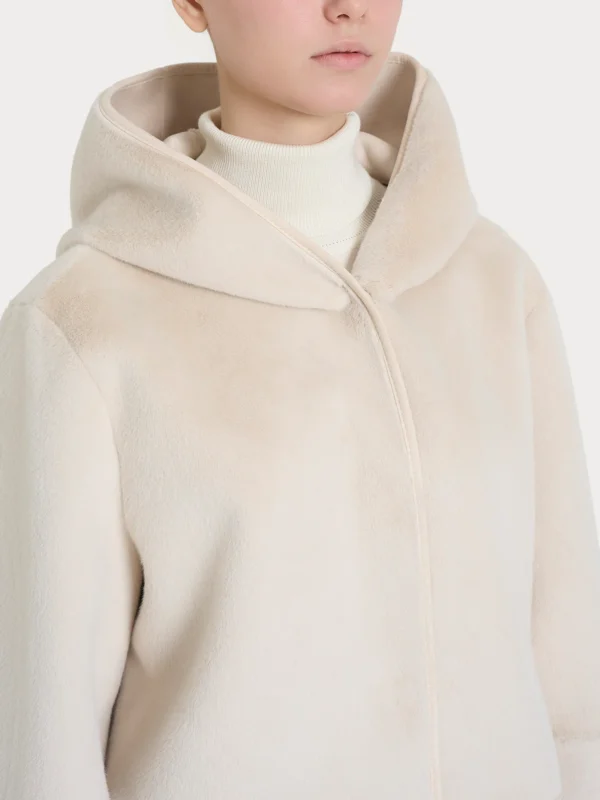 giacca Champignon3 GIACCA CON CAPPUCCIO DOUBLE-FACE IN VEGAN SHEARLING